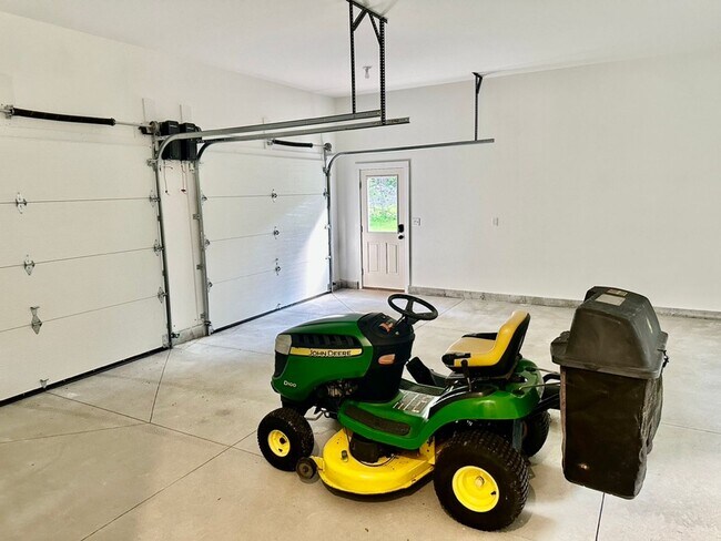 Building Photo - New 3 bed, 3 bath house with in law apt on...