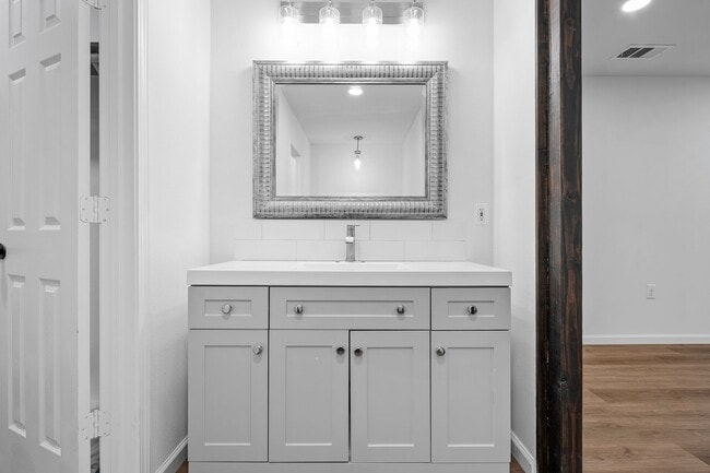 Building Photo - Fully Renovated Woodway Home