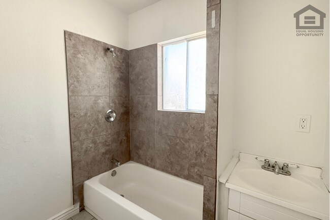 Building Photo - 2Bed/1Bath House at McDowell/32nd St! Move-In Ready on 10/08/2026! – NO HOA!