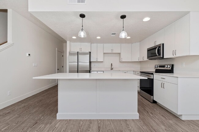Building Photo - "Discover Comfort & Style: Spacious 3-Bed,...