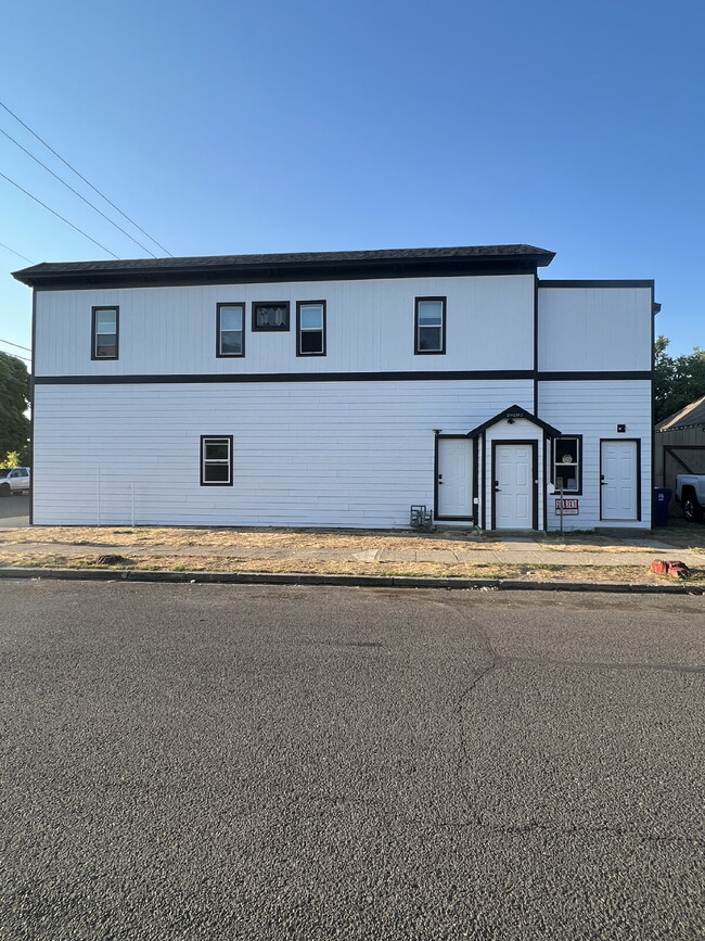 Building Photo - Spacious 3 bed 1 bath, bright & cheery apa...