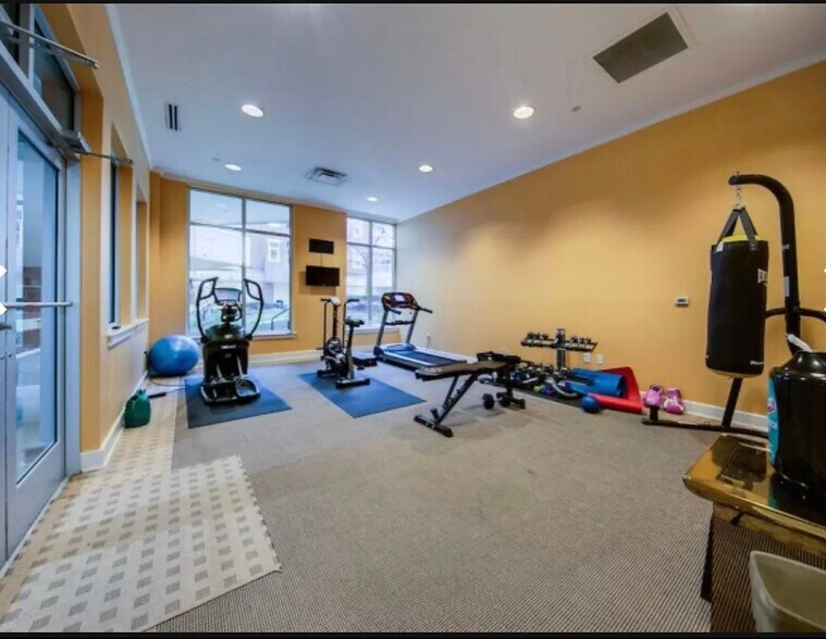 Building Photo - 324 E Main St