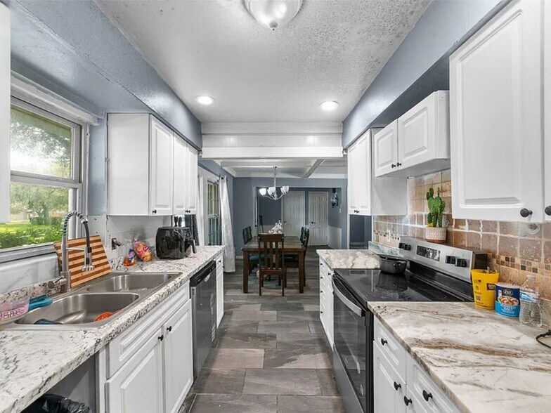 Building Photo - 2405 Summit Dr