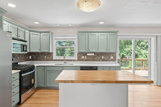 Building Photo - 406 Lakewood Dr