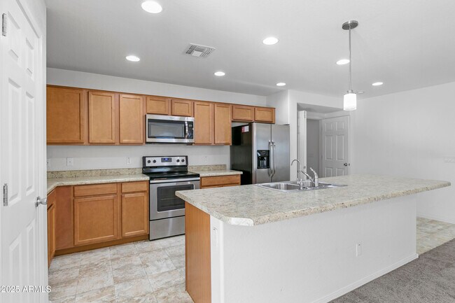 Building Photo - 40925 W Patricia Ln