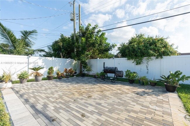 Building Photo - 6390 Plunkett St