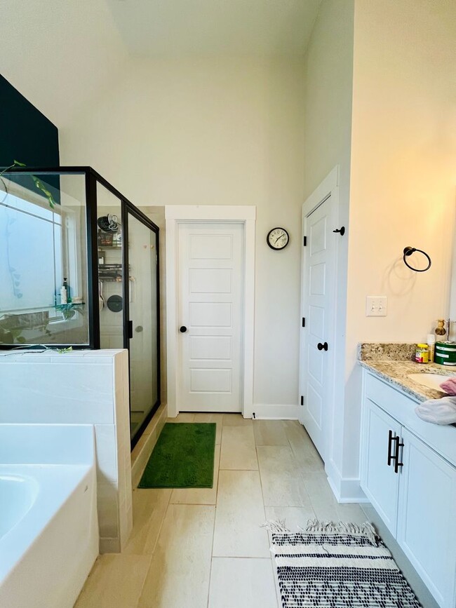 Building Photo - Georgous Large Open Floor Plan Home with Easy Commute to Nashville