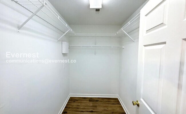 Building Photo - 3 Bed, 2 Bath Home with Garage / Pet-Frien...