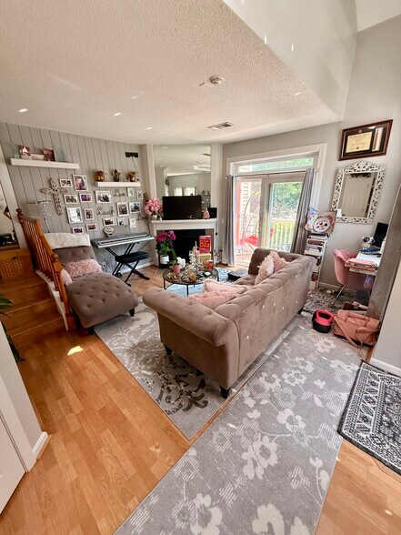 Living room - 11 Devon Club Ln