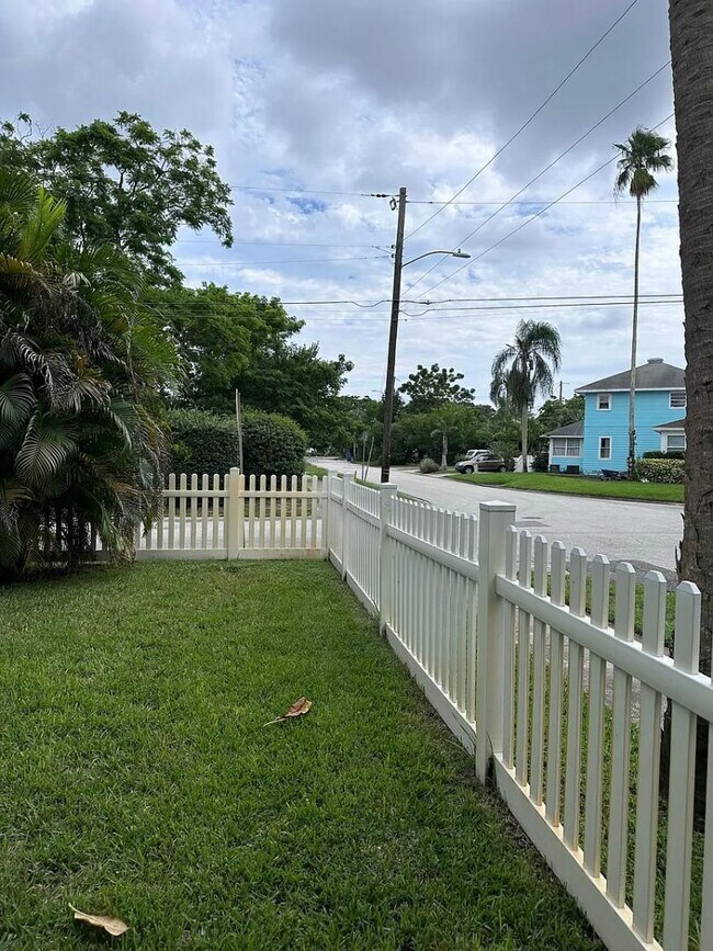 Building Photo - 3505 Iris St N