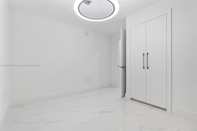 Building Photo - 700 NE 24th St