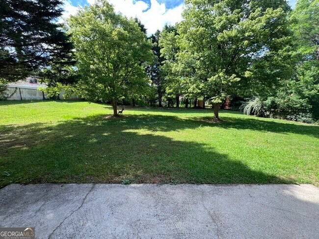 Building Photo - 300 Wisteria Way