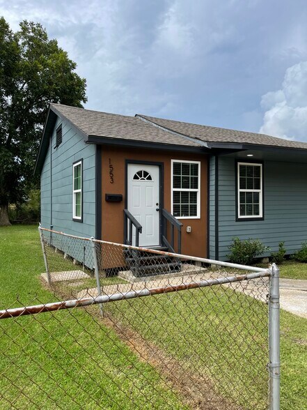 Primary Photo - 1553 Swan Ave