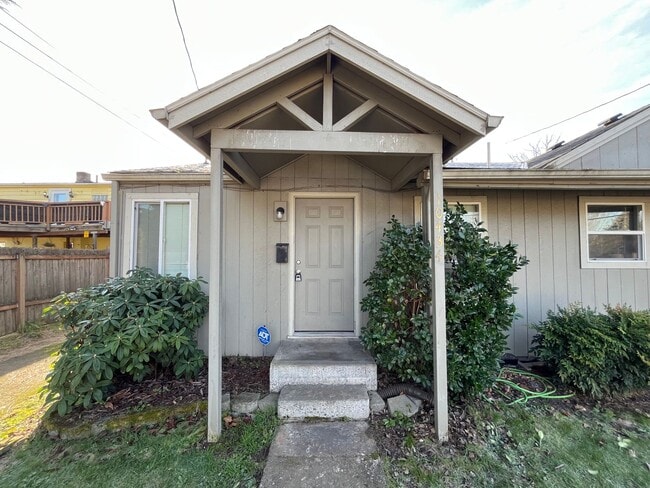 Building Photo - Updated and Bright 3 Bedroom 2 Bath Home in NE Portland (PDX/Columbia River)