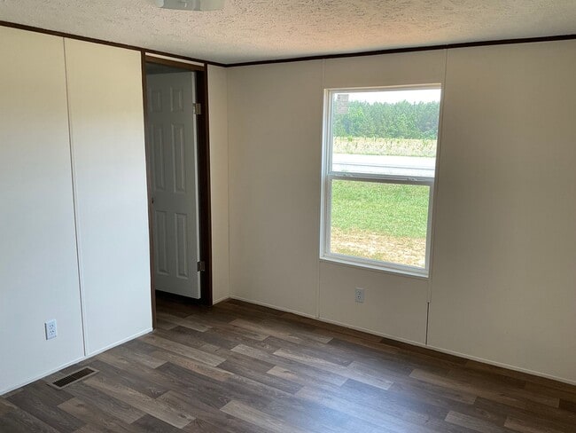 Building Photo - Cute Doublewide Home For Rent In West Lincoln County
