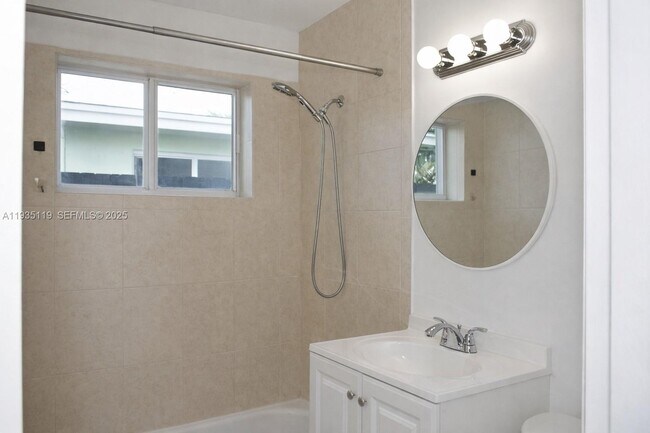 Building Photo - 932 Moffett St