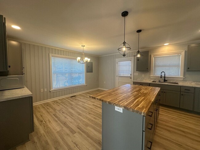 Building Photo - Updated 2 Bedroom, 1 Bath Home Locate Close to Wrightsville Beach