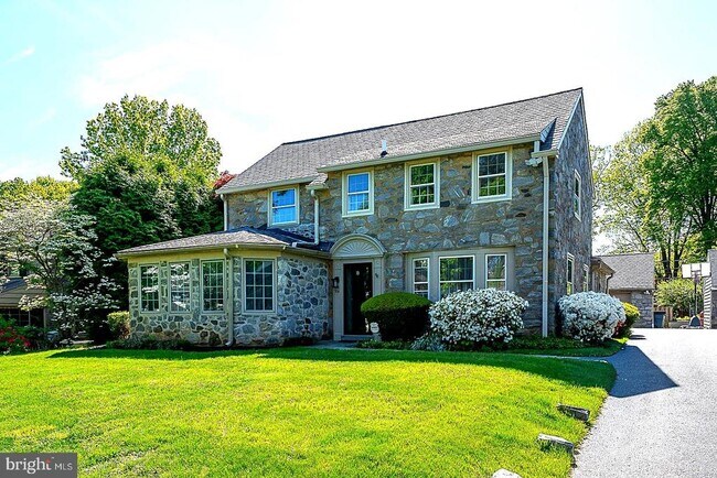 Building Photo - 714 Greythorne Rd