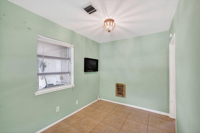 Building Photo - 841 SW 18th Ct
