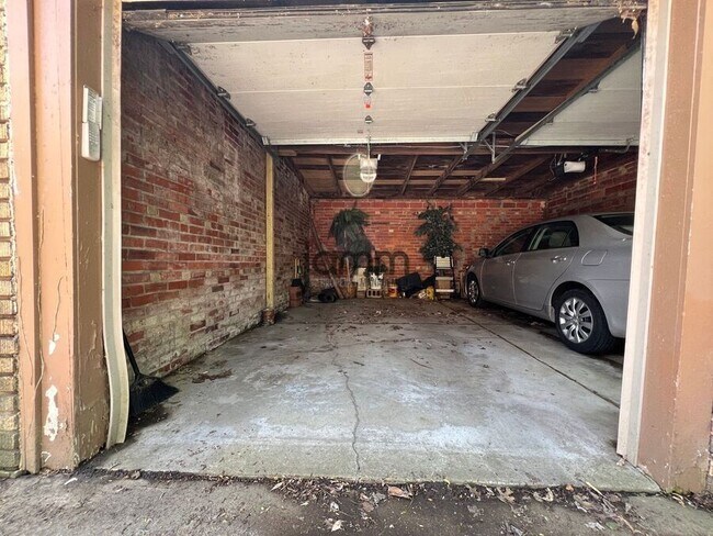 Building Photo - 3232 Clarendon Rd