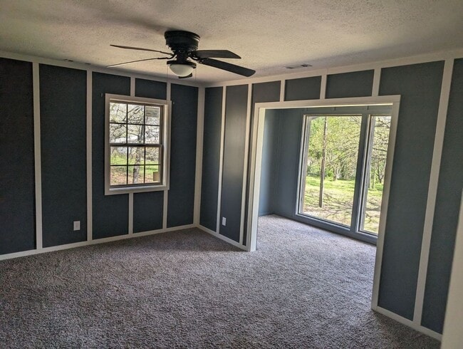 Building Photo - 4 bedroom house, Van Buren