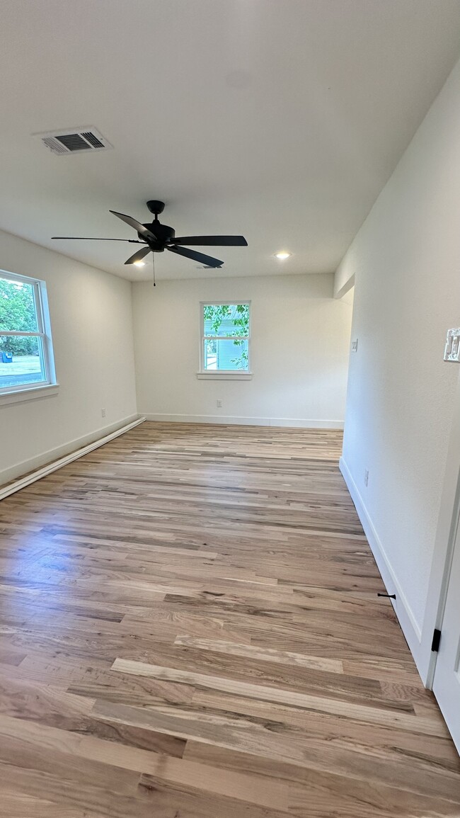 Building Photo - 112 Rousseau St