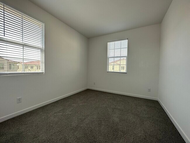 Building Photo - Gorgeous 3 Bedroom 2.5 Bathrooms