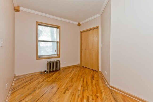 Building Photo - 3 bedroom in Chicago IL 60645