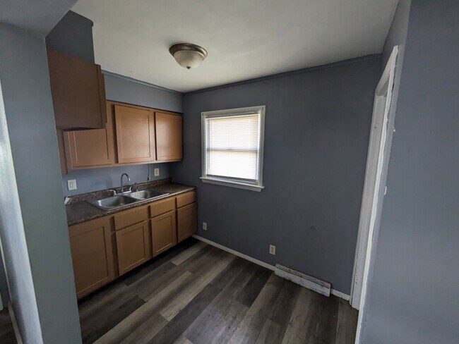 Building Photo - 802 E London Ave