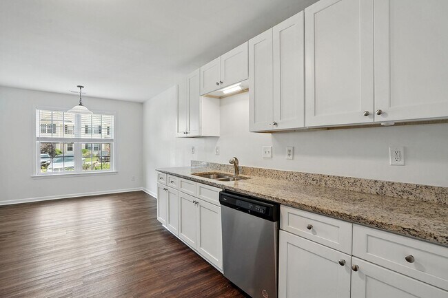 Building Photo - GREAT TOWNHOME- Come see it today!