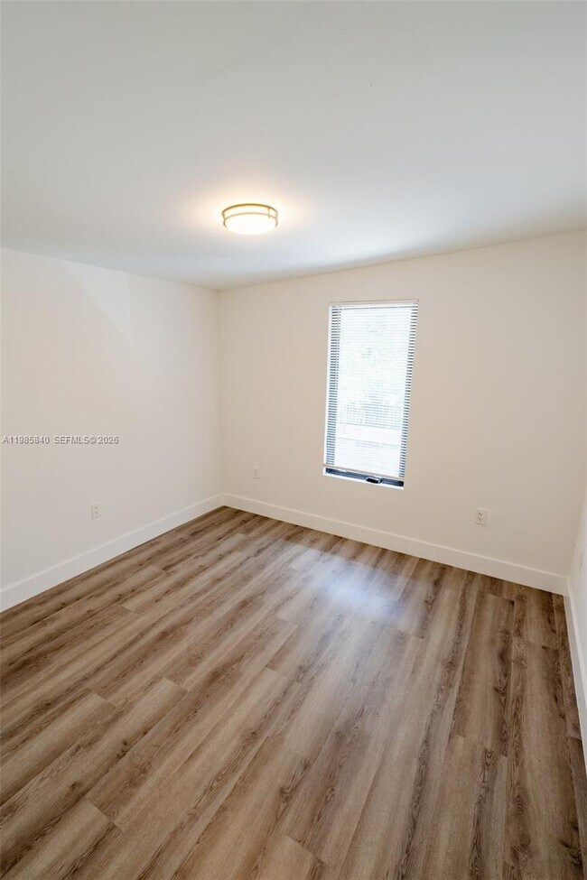 Building Photo - 618 NE 21st Ave