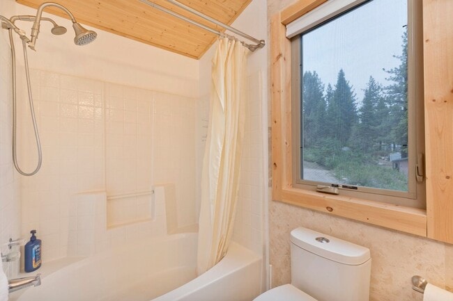 Building Photo - Fully Furnished & Move-In Ready Home – Long-Term Housing Available in Mammoth Lakes