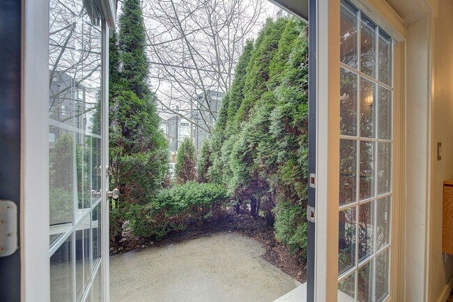 Building Photo - 2Bd/2.5Ba Seattle Townhouse