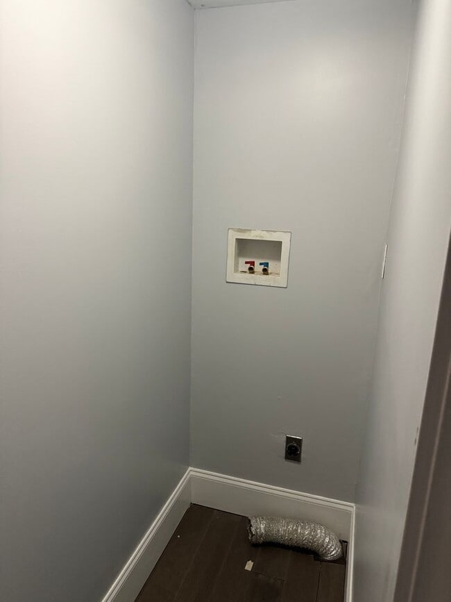 Building Photo - Beautiful 3 Bedroom