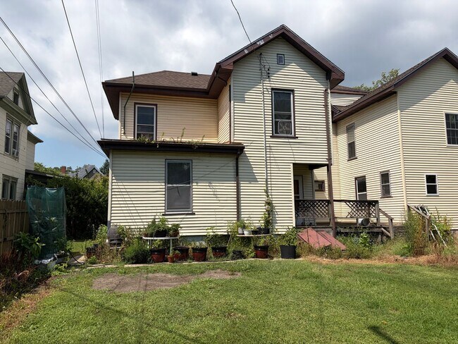 Building Photo - 705-707 E Grove