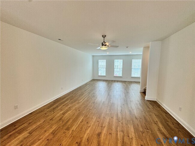 Building Photo - 13800 Village View Dr