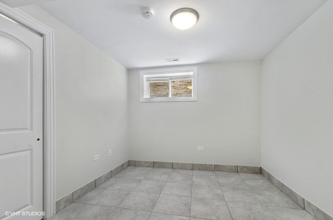 Building Photo - 5816 N Ridge Ave