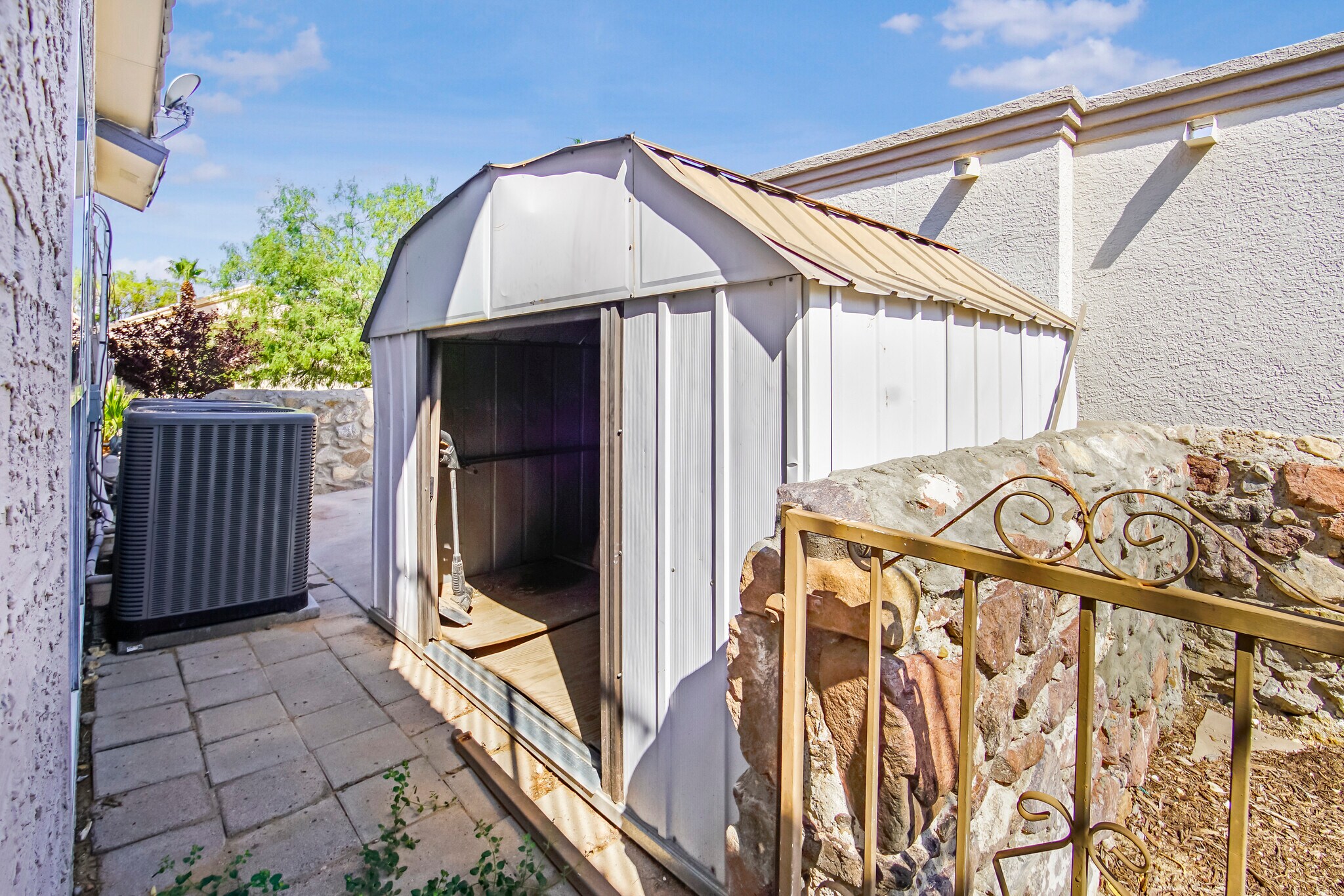 Building Photo - 908 Los Pinos Way