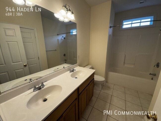 Building Photo - 3 Bed / 2 Bath Single Family with 1b1b in-...