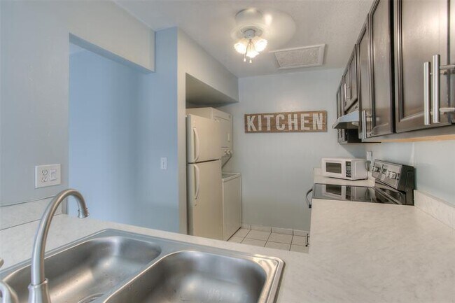 Building Photo - 2500 W 67th Pl