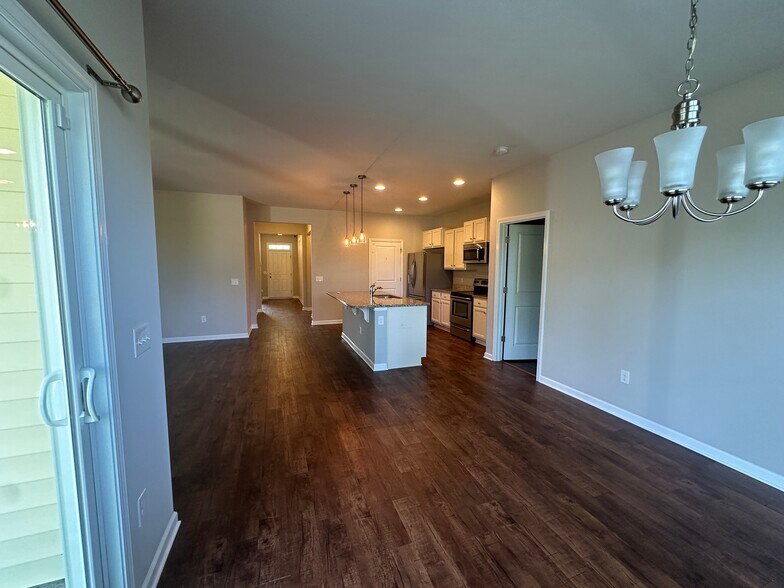 Building Photo - 8170 E Highcroft Dr NE