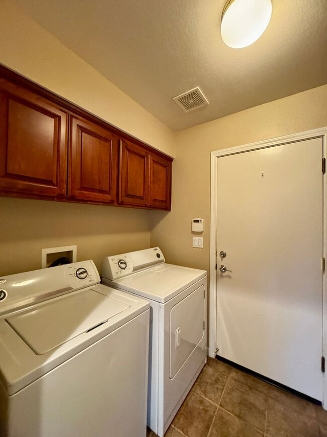 Building Photo - Spacious 3 Bedroom 3 Full Bathrooms Available Now!