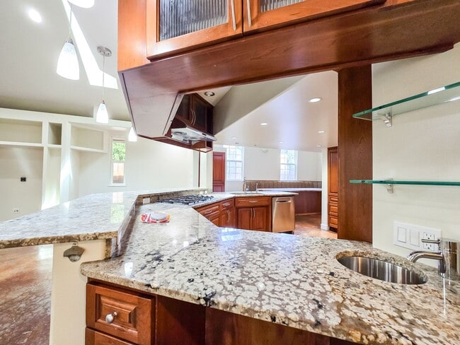 Building Photo - Spacious 3BD Rambler