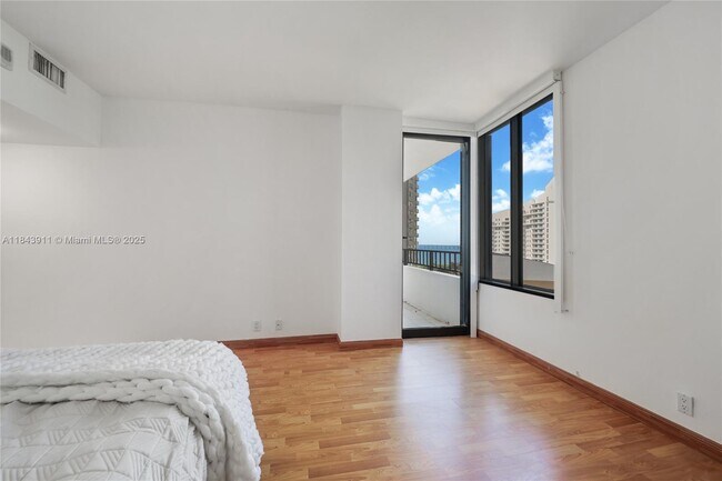 Building Photo - 520 Brickell Key Dr
