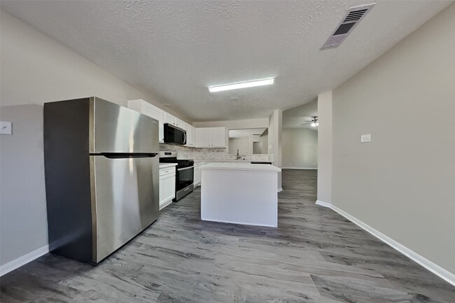 Building Photo - 28907 Sedgefield St