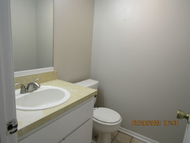 Building Photo - Very nice townhome located in the Heritage...