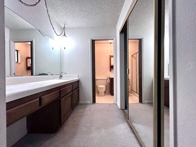 Building Photo - Three Bedroom Two Bathroom Home in Rescue