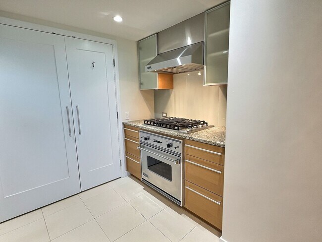 Building Photo - Luxurious One-Year Rental in the Heart of Kaka‘ako – with  Resort Amenities