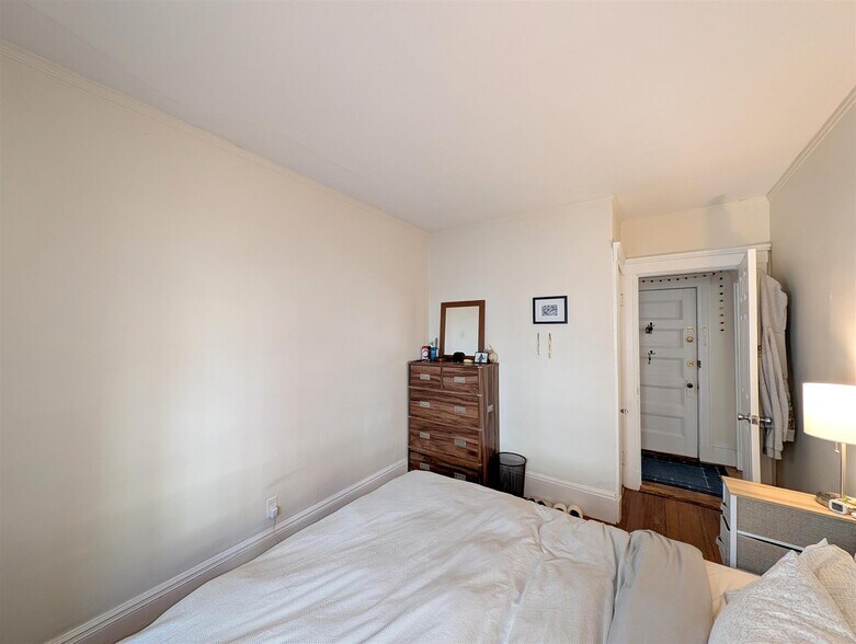 Building Photo - 14 Sanborn Ave