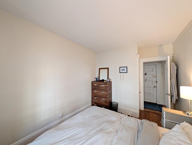 Building Photo - 14 Sanborn Ave